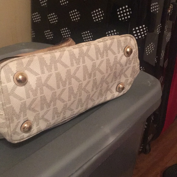Michael Kors Signature Purse. - Picture 7 of 8